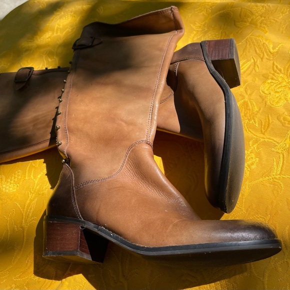 Boot - Picture 2 of 2